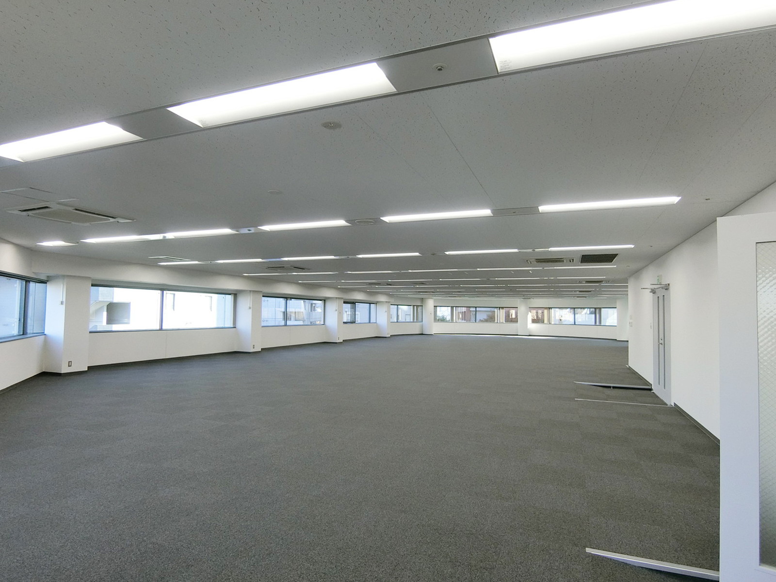 貸室奥側から見た室内