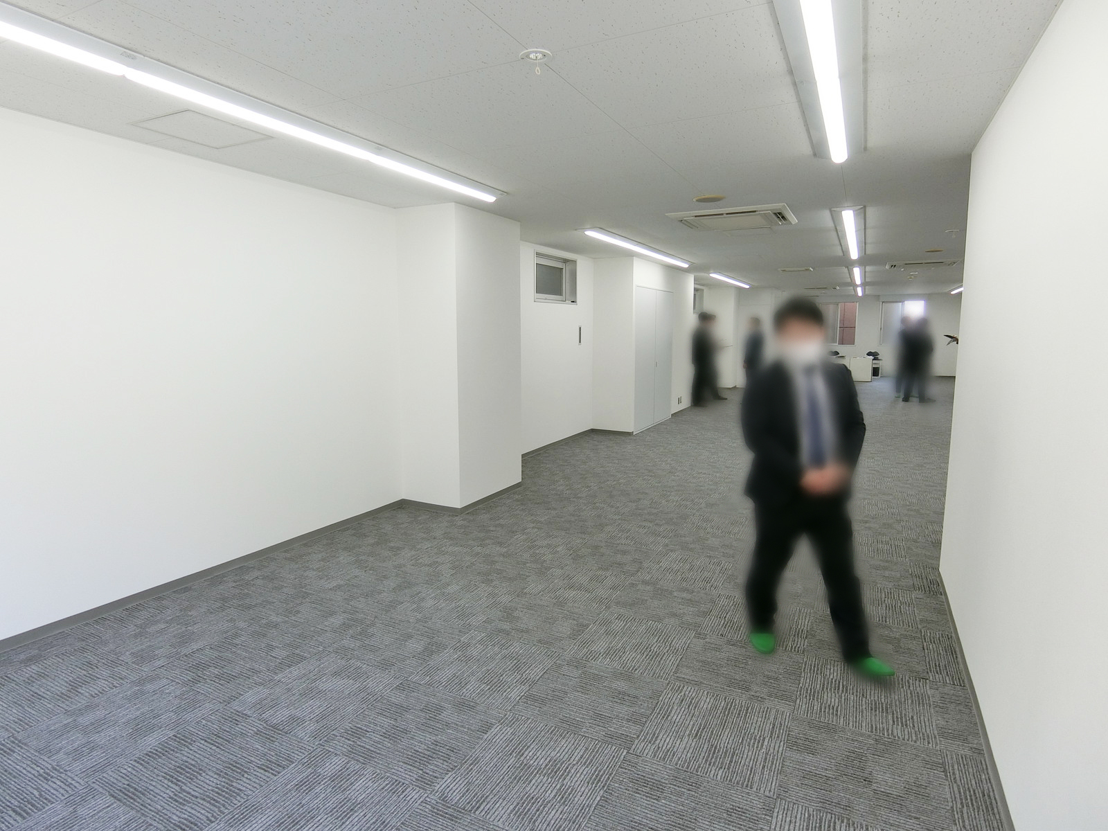 貸室奥側から見た室内