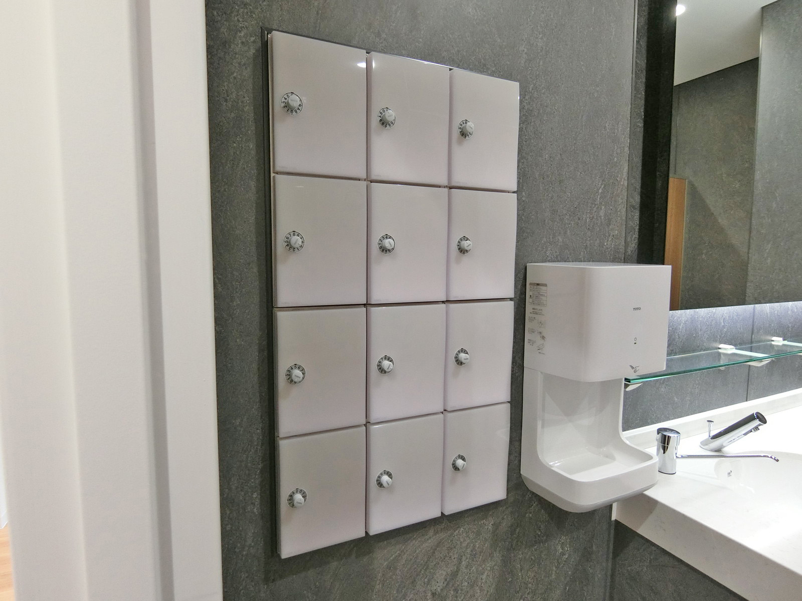 女性用トイレの小物入れ