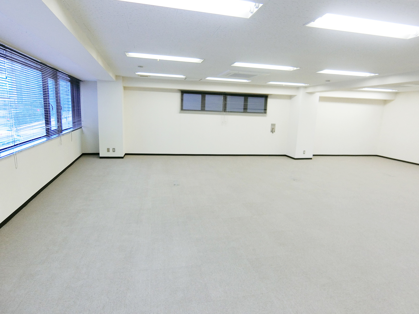 貸室奥側から見た室内