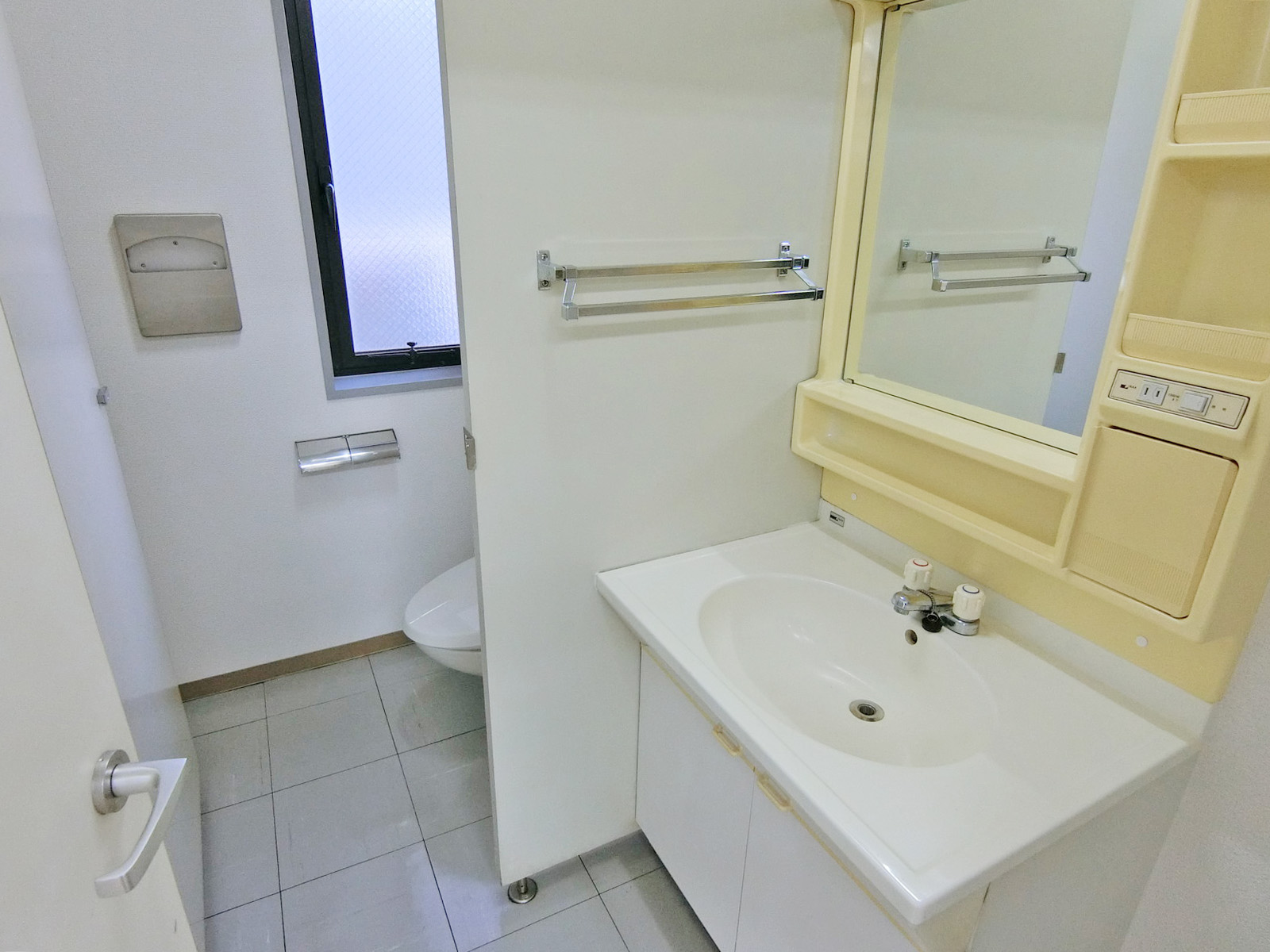 個室トイレと洗面台