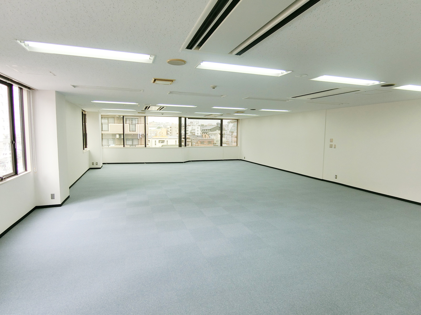 貸室奥側から見た室内
