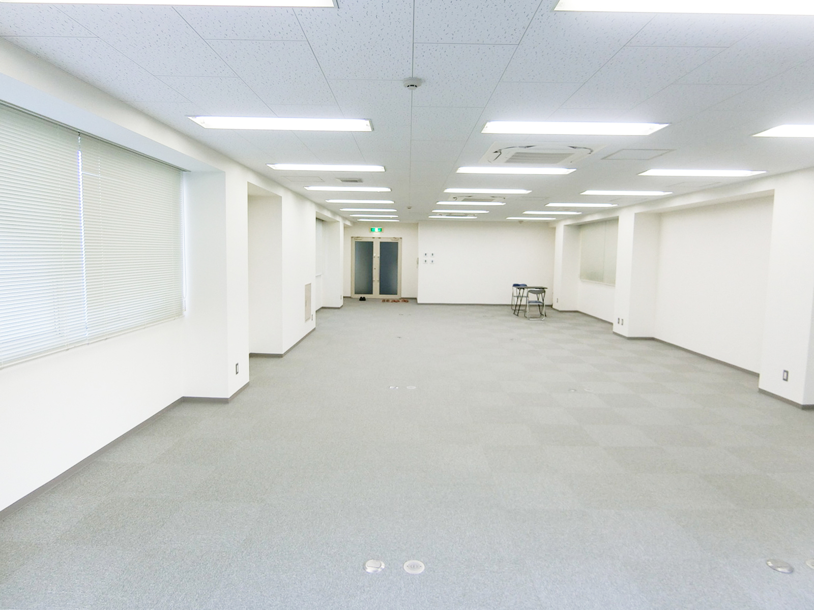 貸室奥側から見た室内