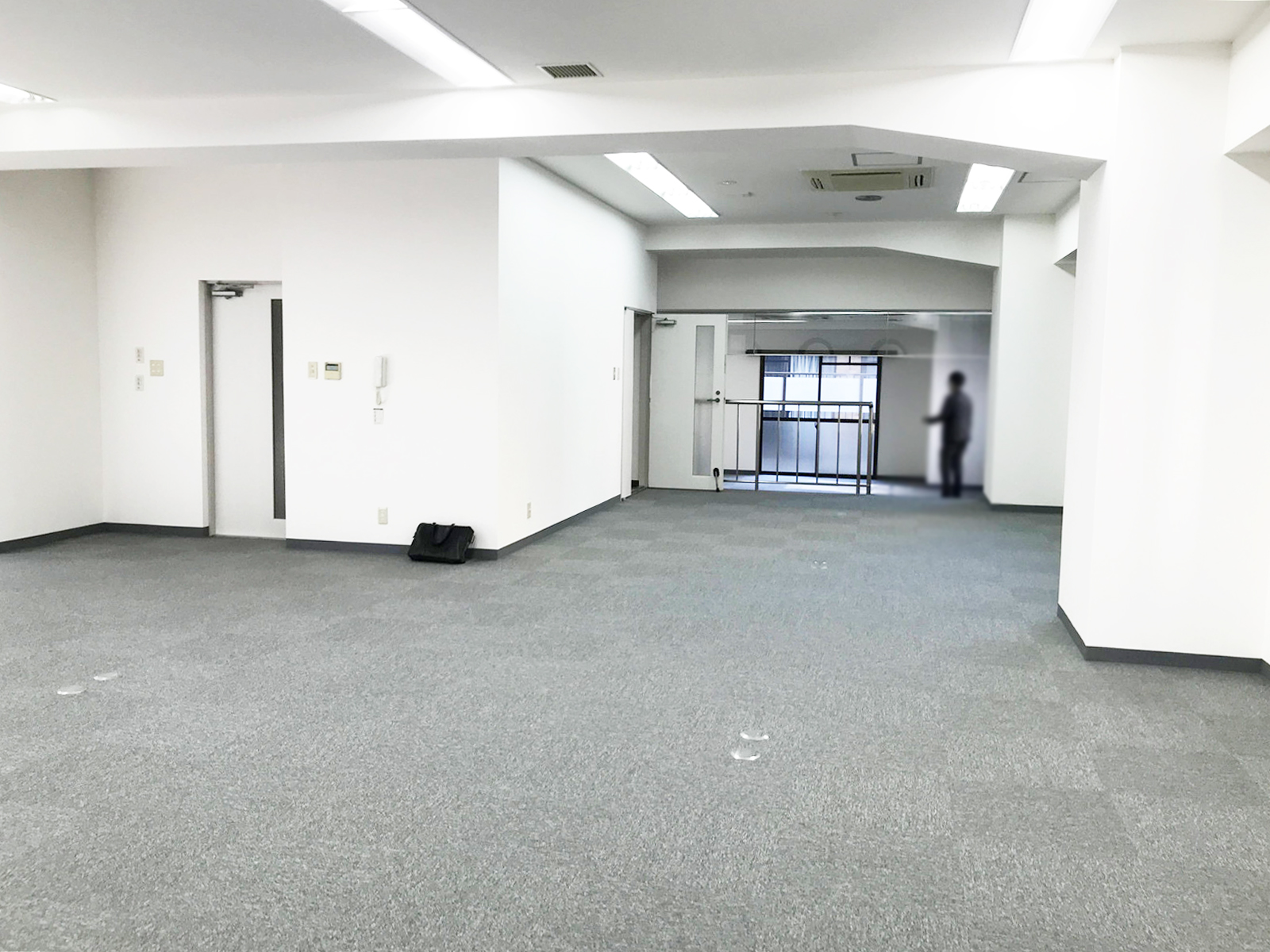 貸室奥側から見た室内