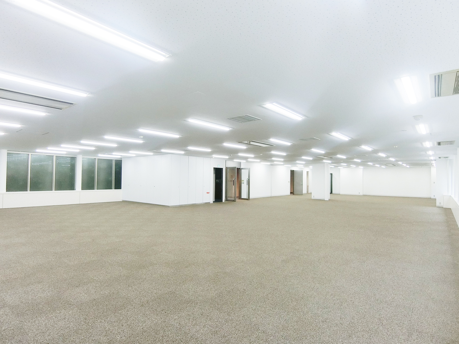 貸室奥側から見た室内