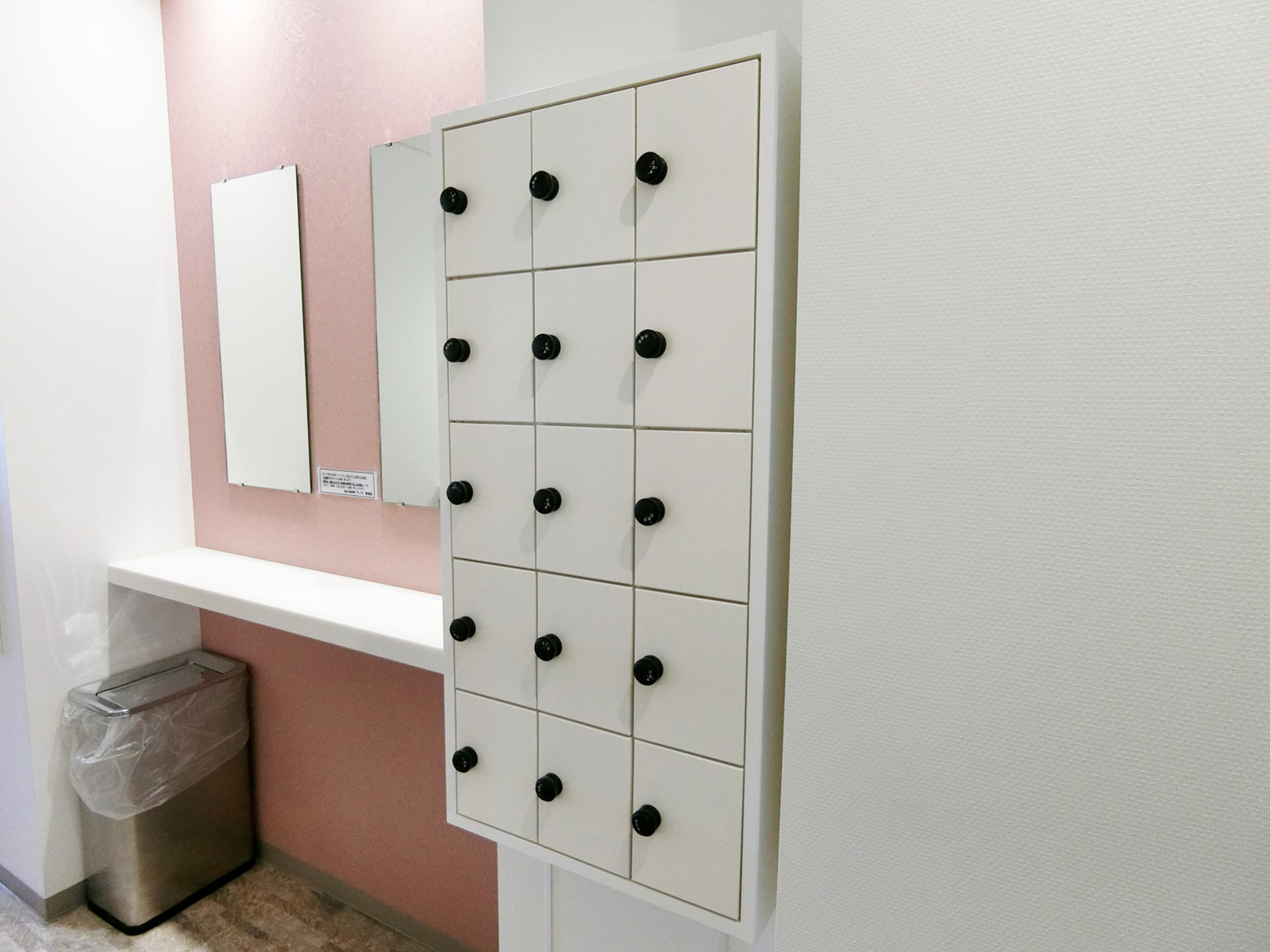 女性用トイレの小物入れ