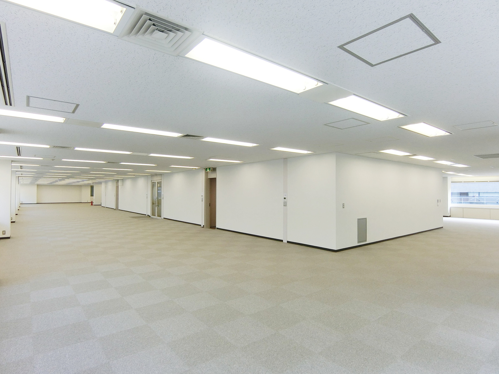 貸室奥側から見た室内