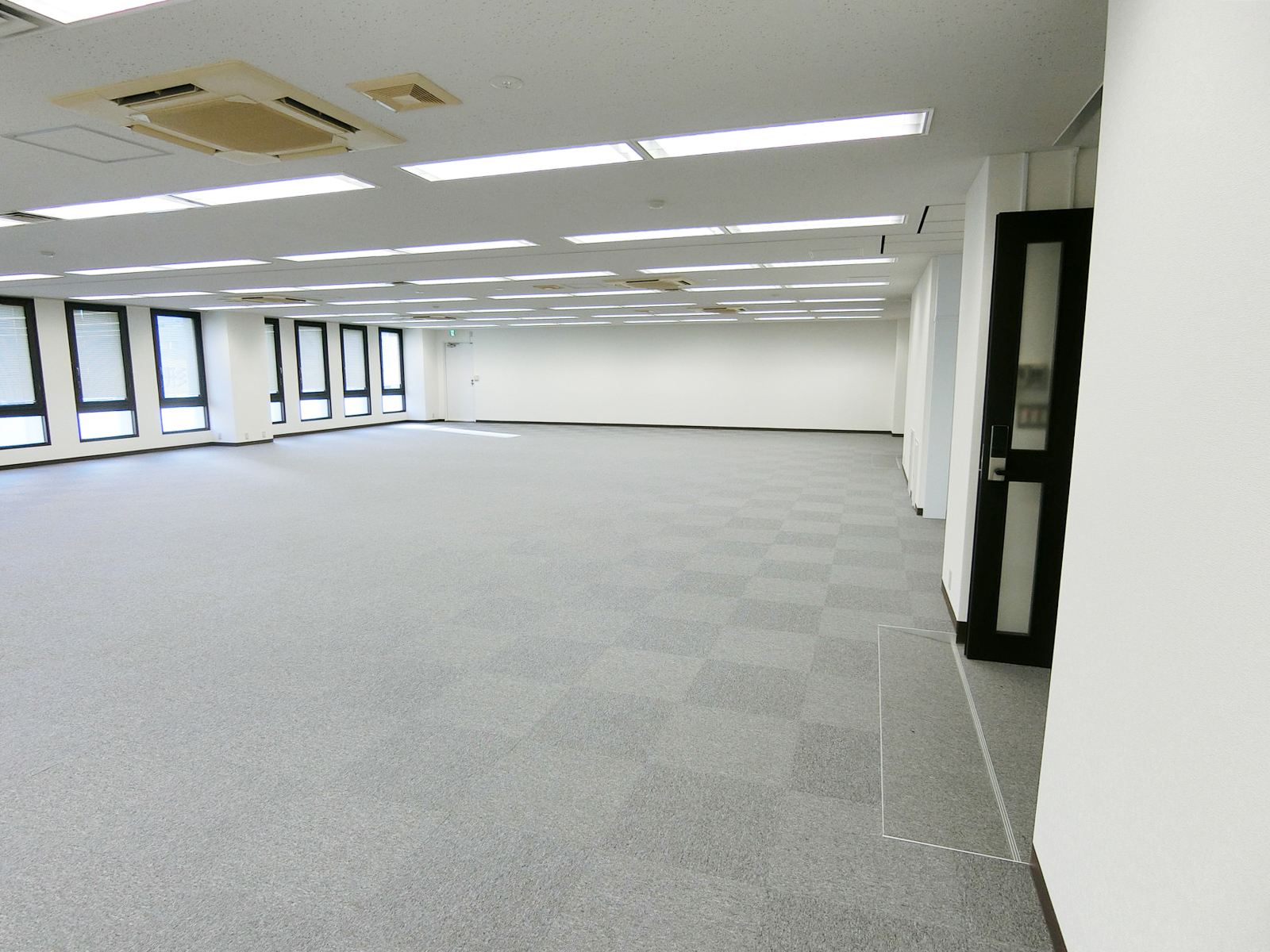 貸室奥側から見た室内
