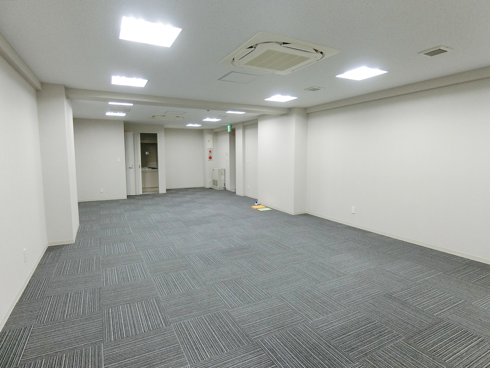 貸室奥側から見た室内