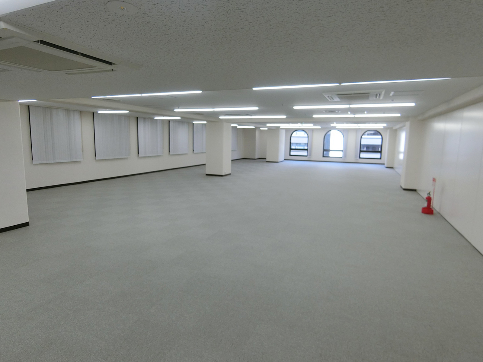 貸室奥側から見た室内