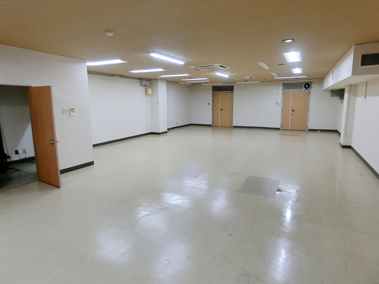 貸室奥側から見た室内