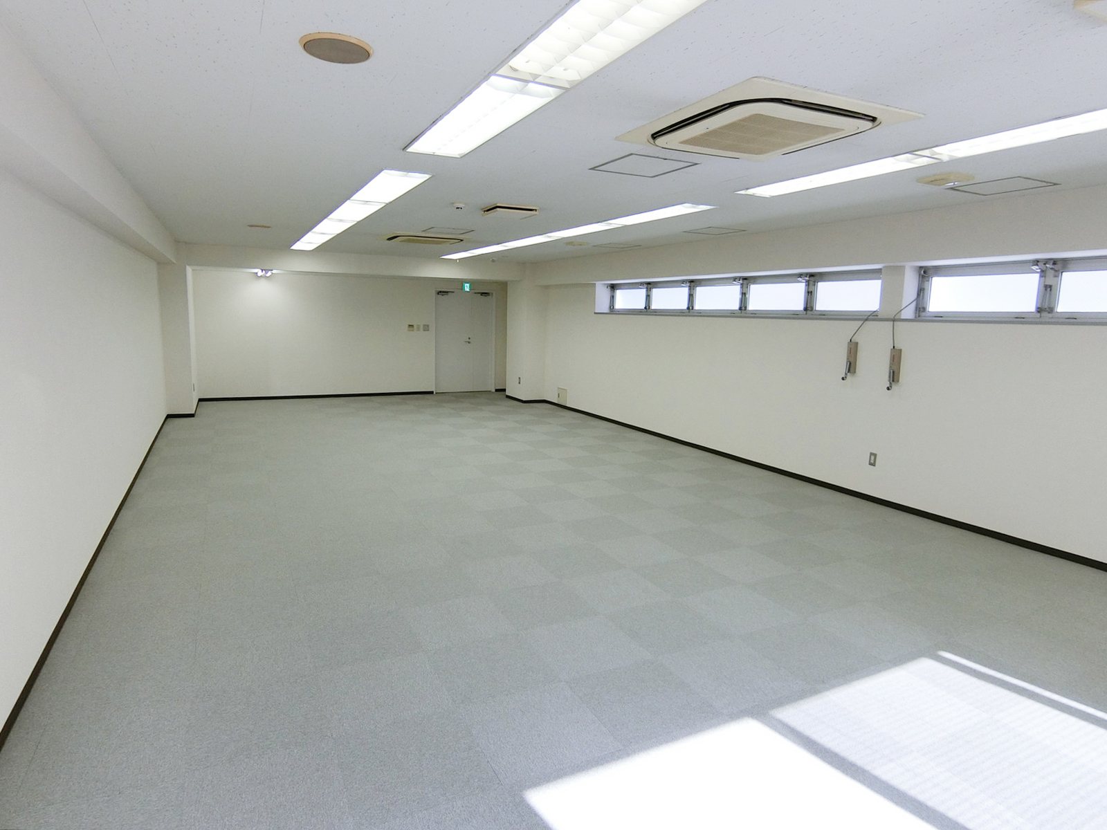 貸室奥側から見た室内