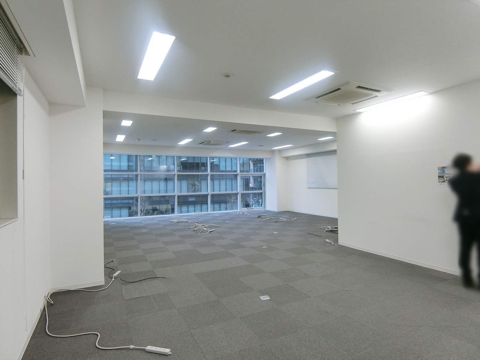 貸室奥側から見た室内