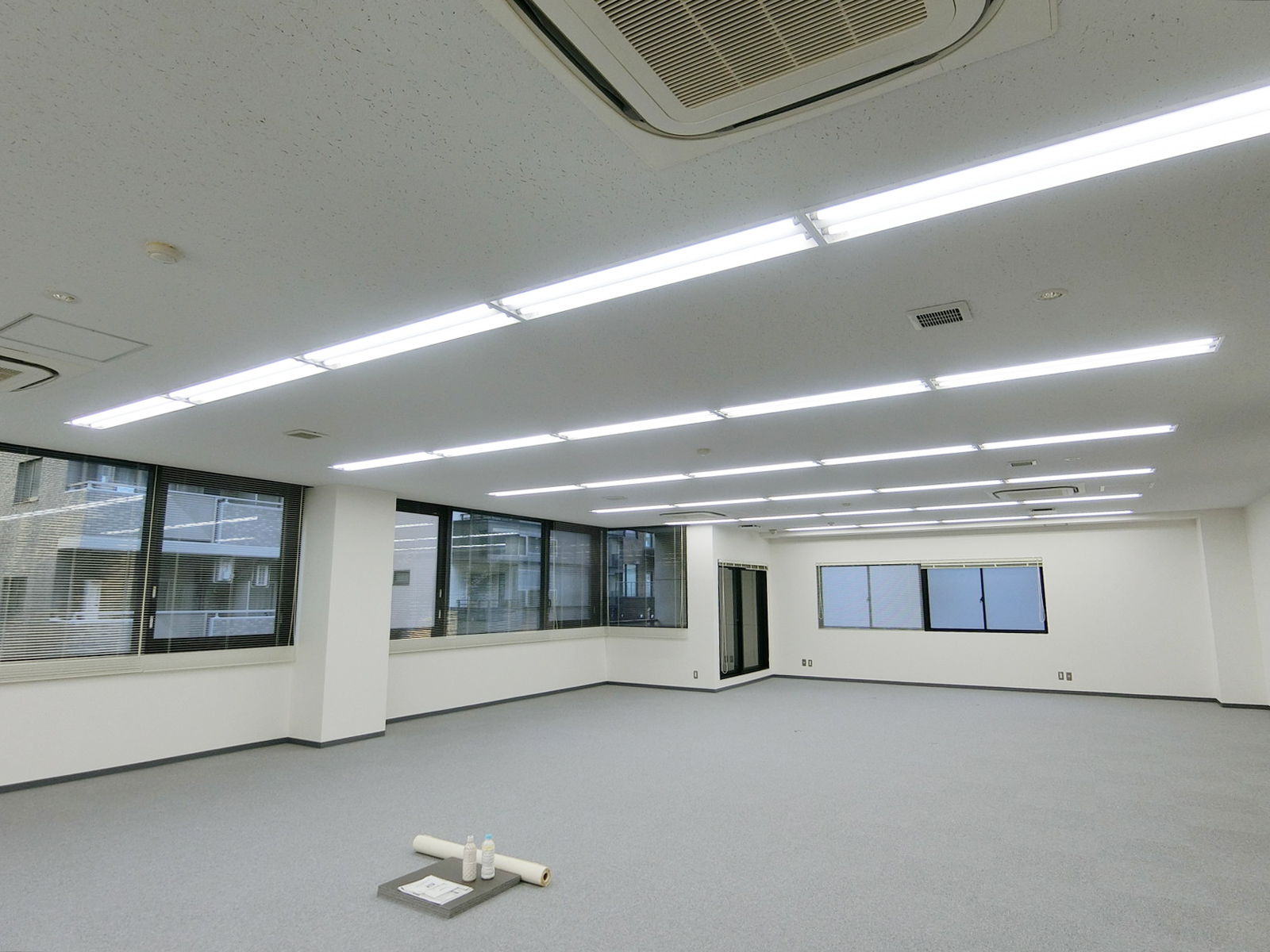 貸室奥側から見た室内