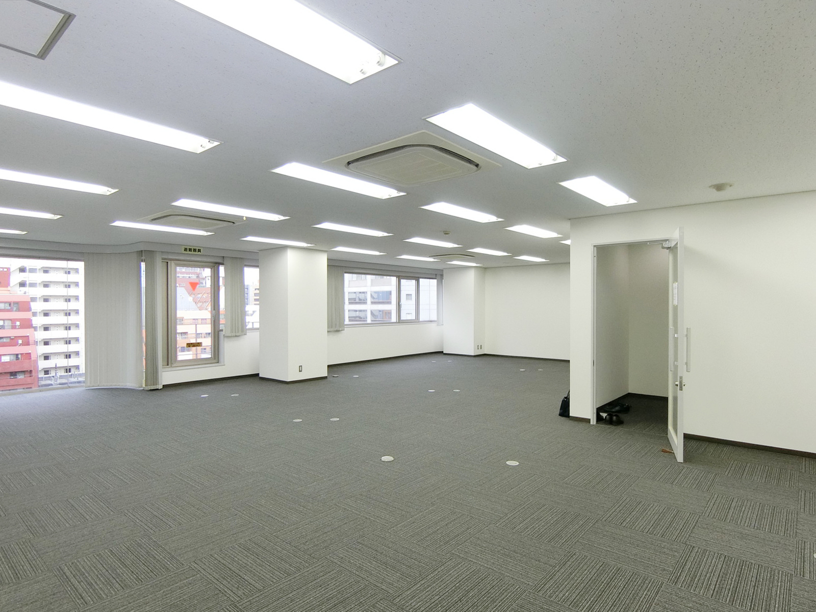 貸室奥側から見た室内
