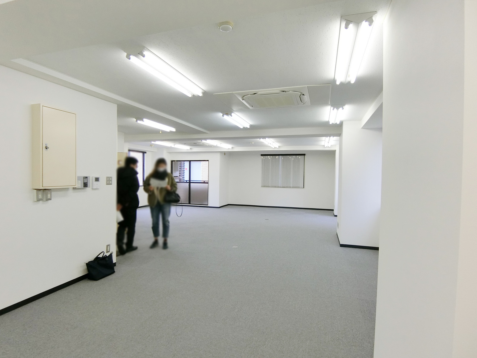 貸室奥側から見た室内