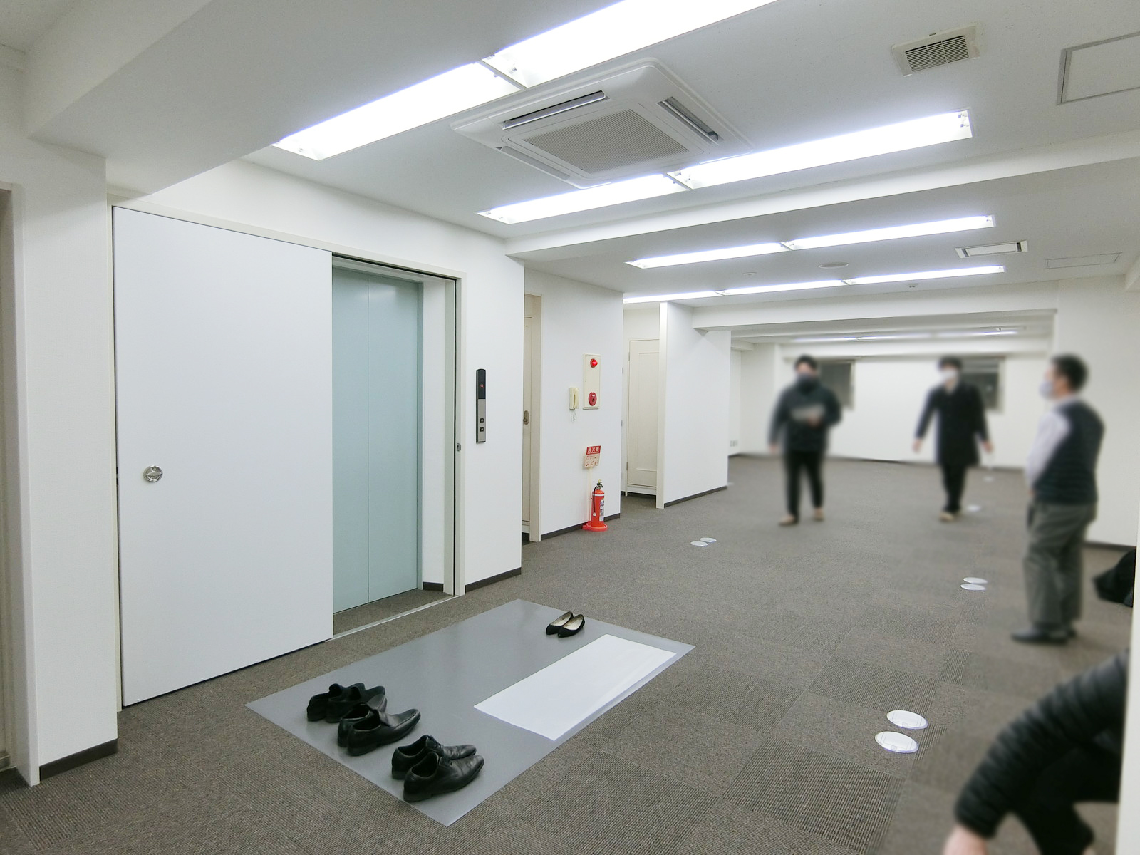 貸室奥側から見た室内