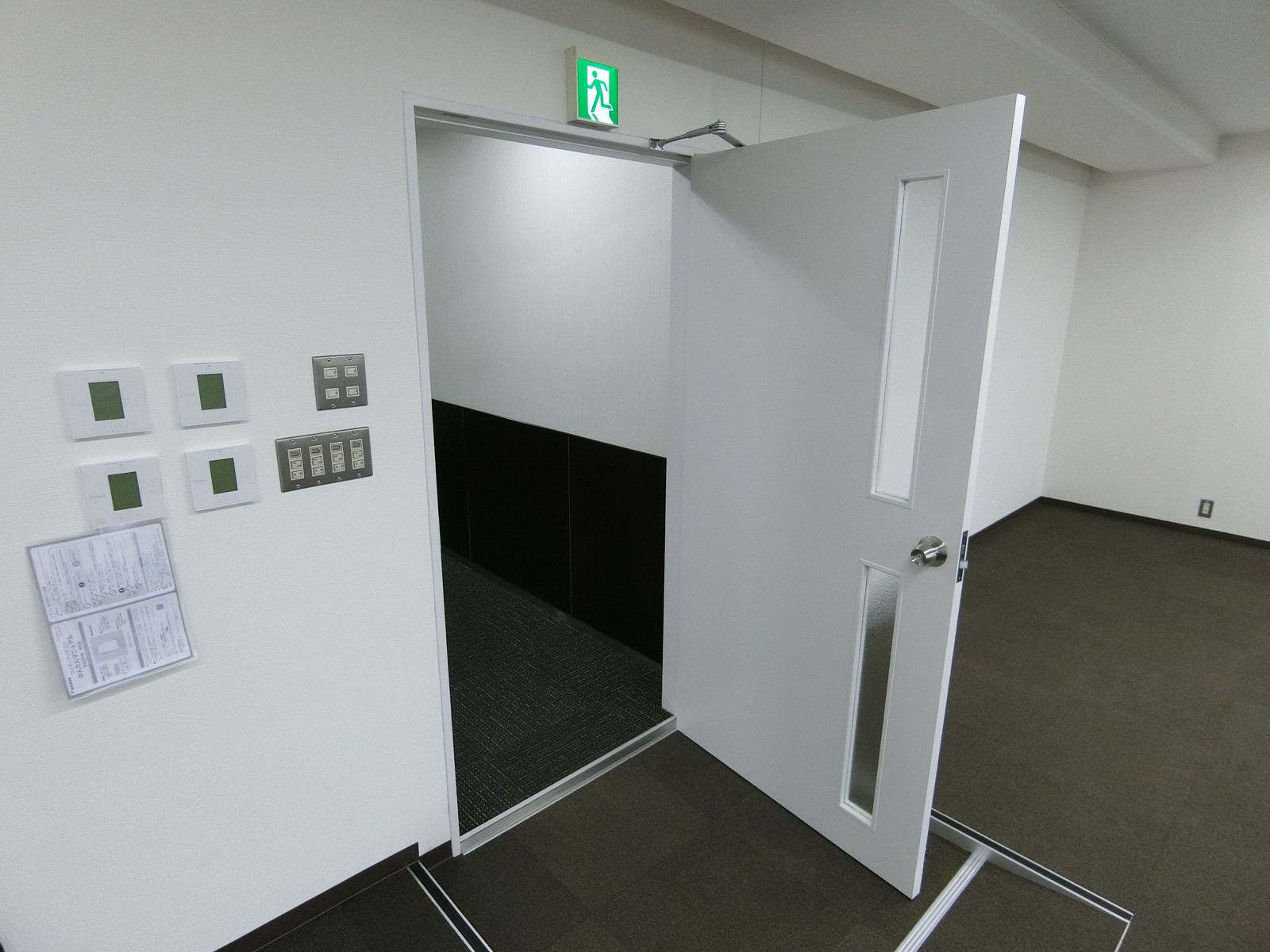貸室出入り口