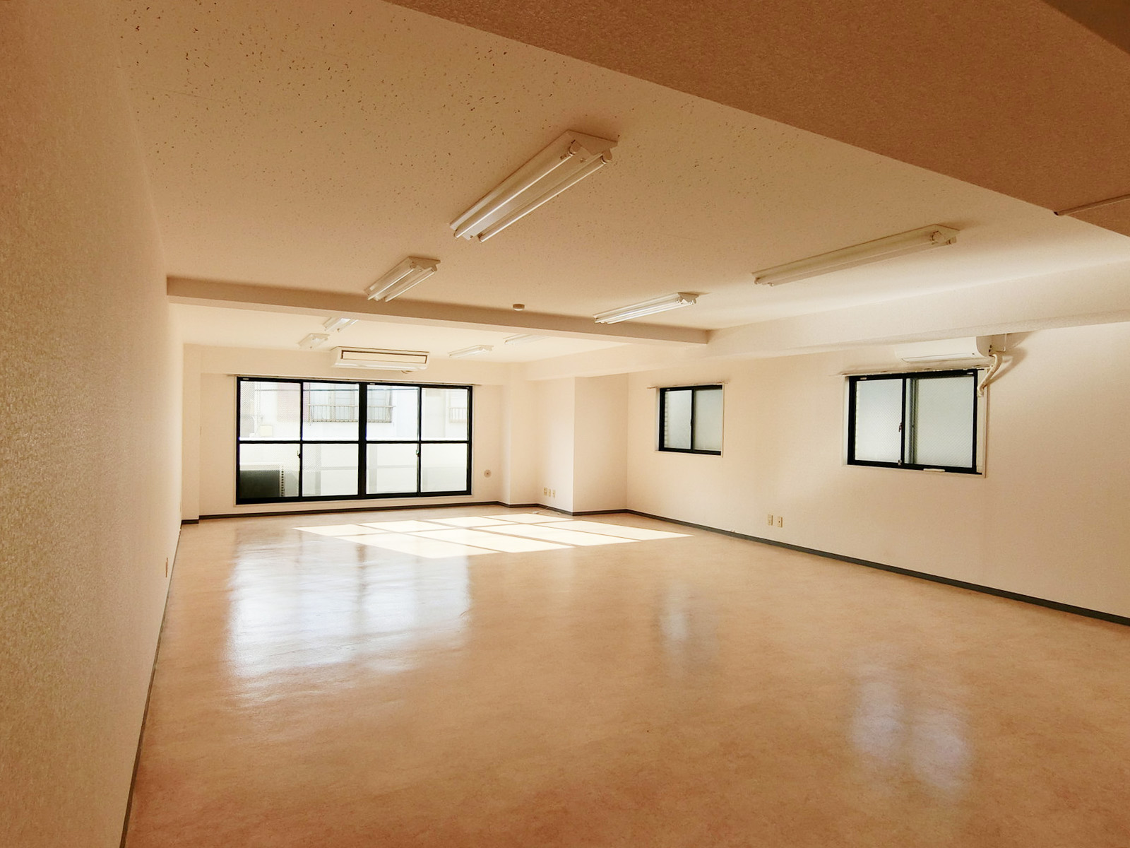 オフィス室内参考画像