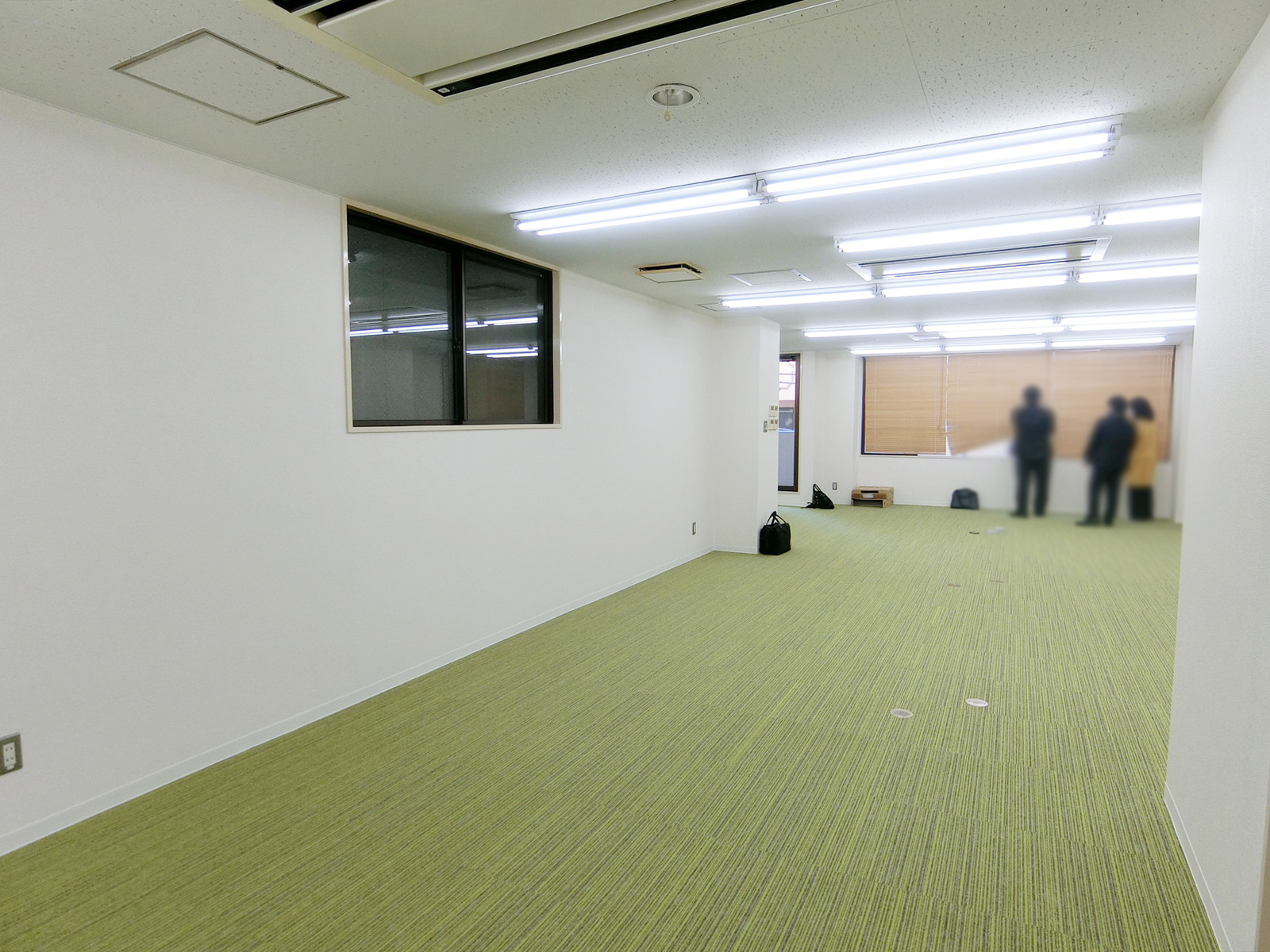 貸室奥側から見た室内