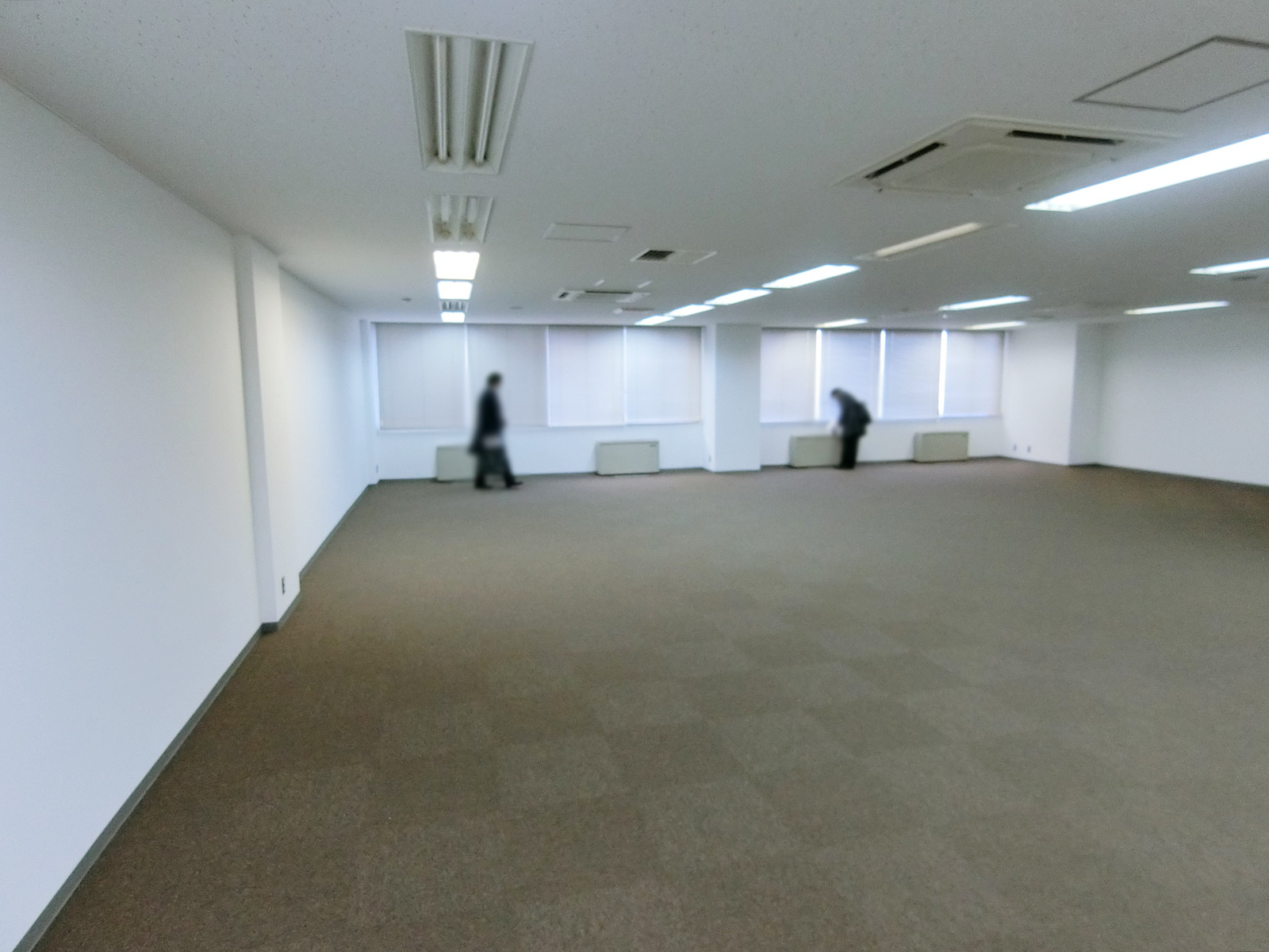 貸室奥側から見た室内