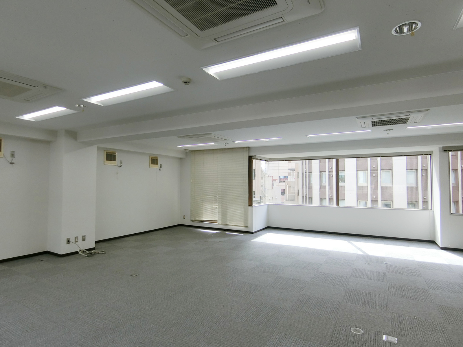 貸室奥側から見た室内