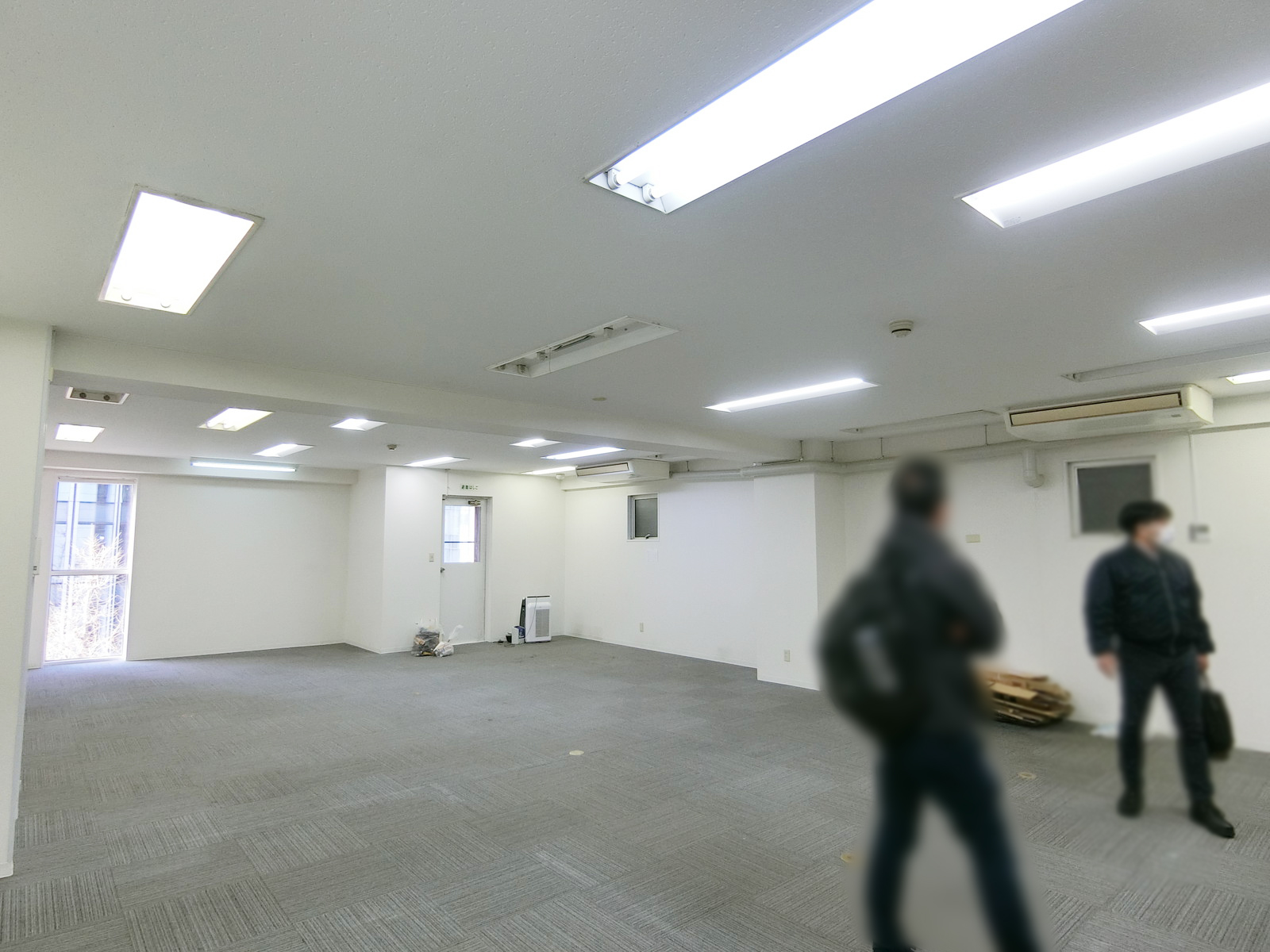 貸室奥側から見た室内
