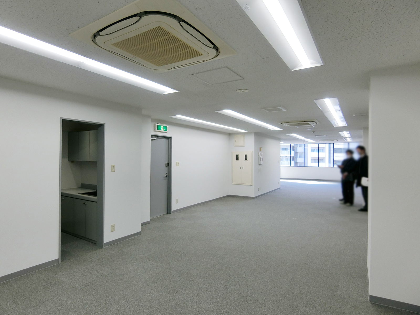 貸室奥側から見た室内