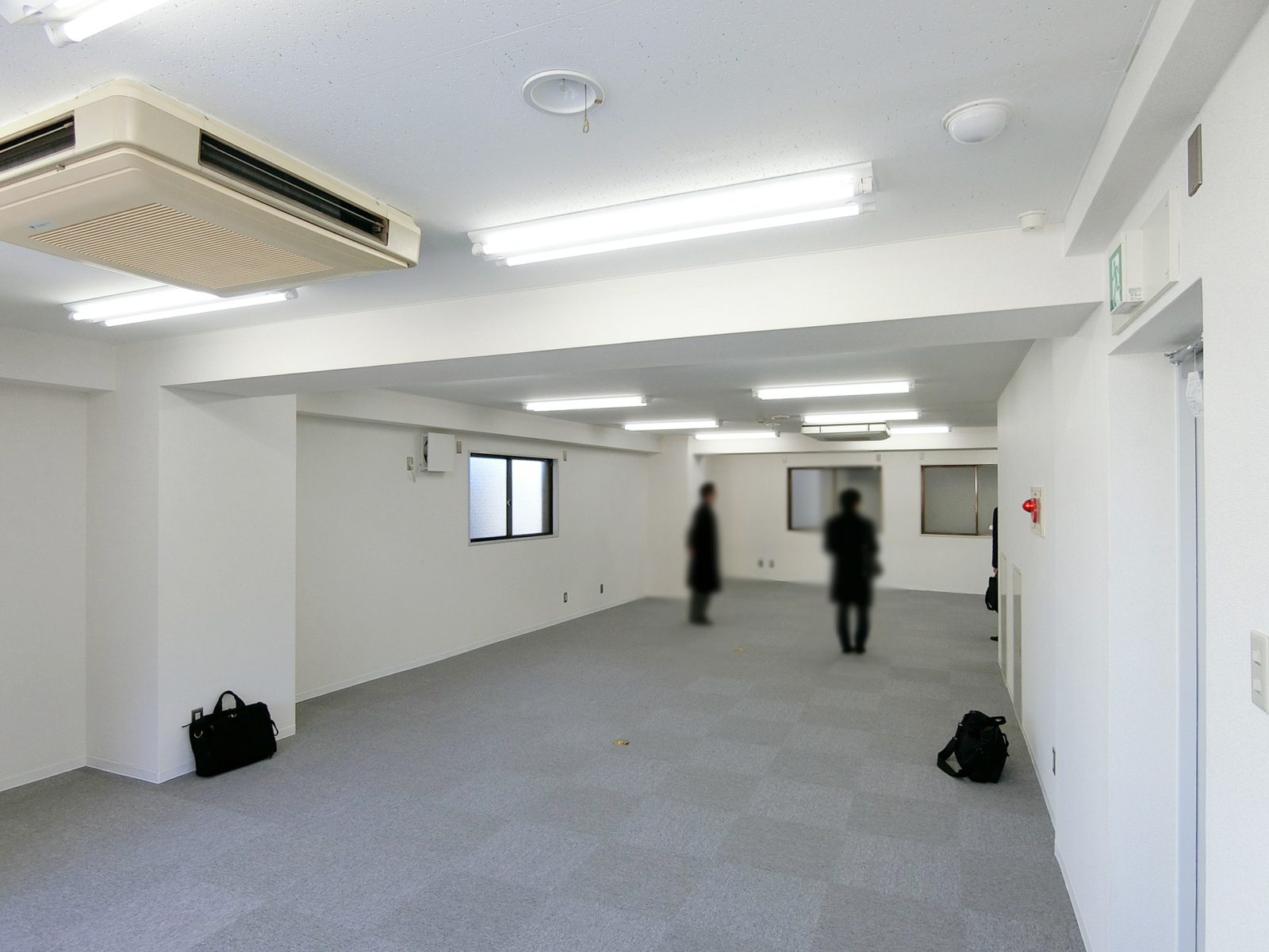 貸室奥側から見た室内