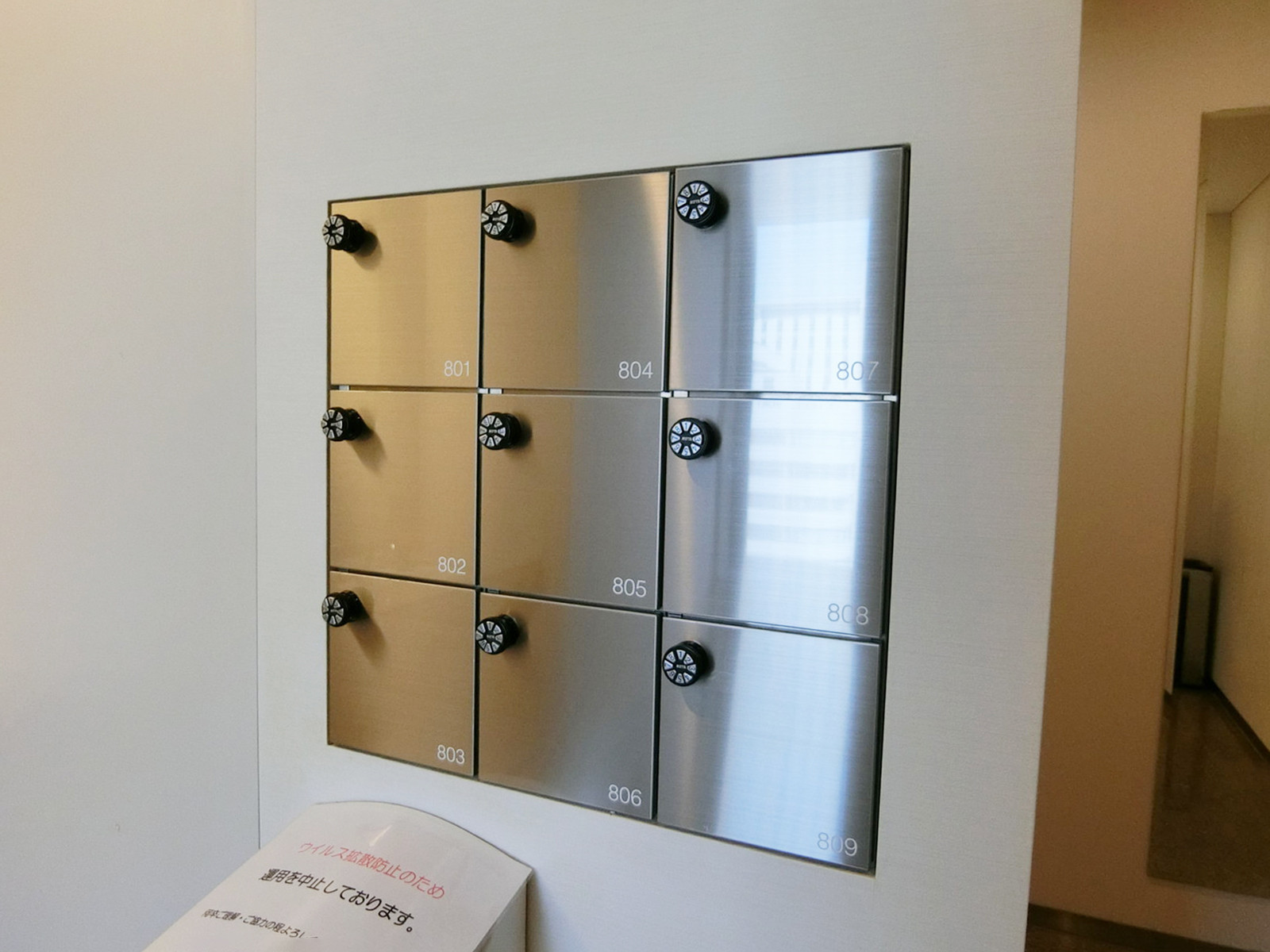 女性用トイレの小物入れ