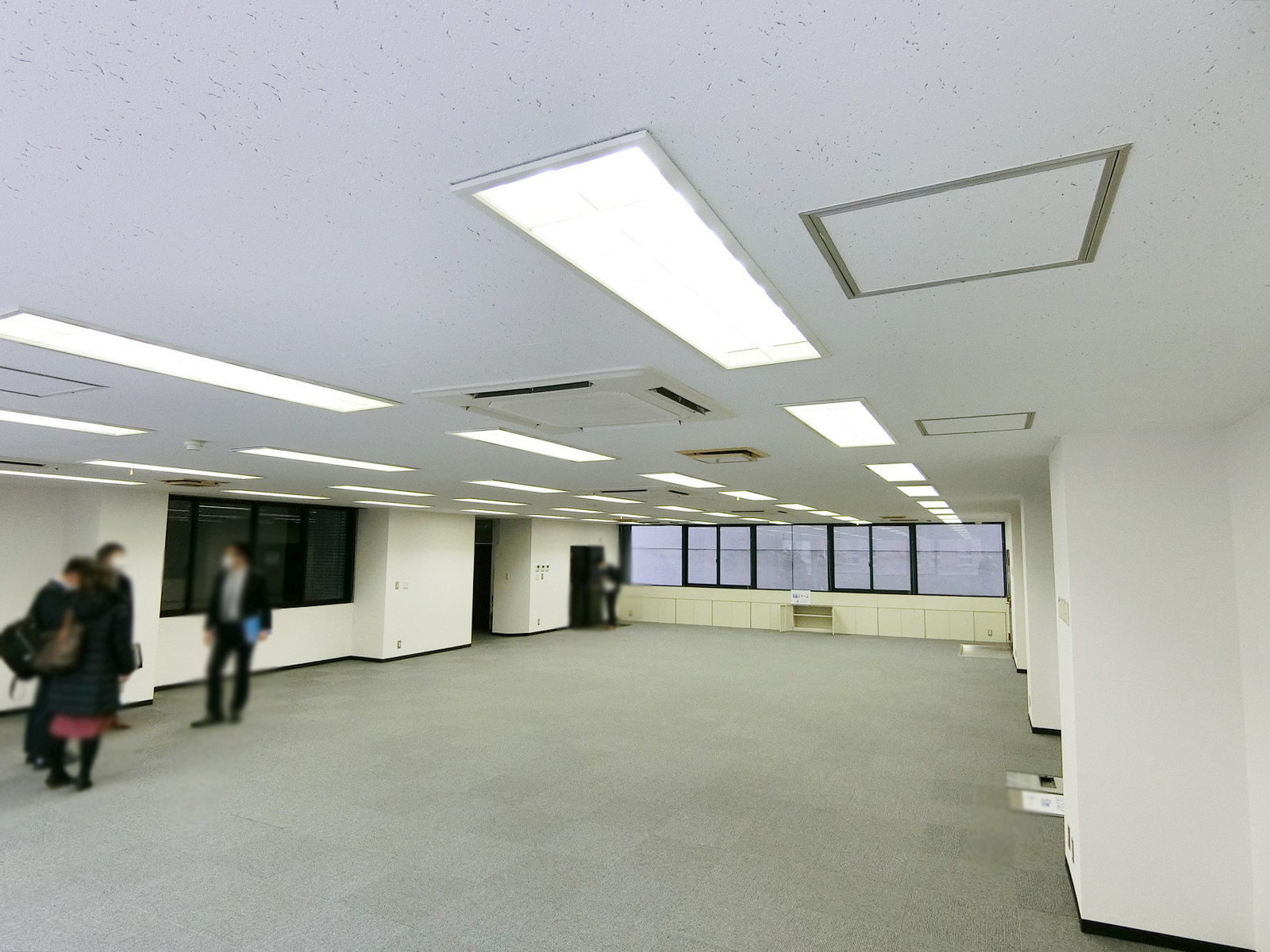 貸室奥側から見た室内