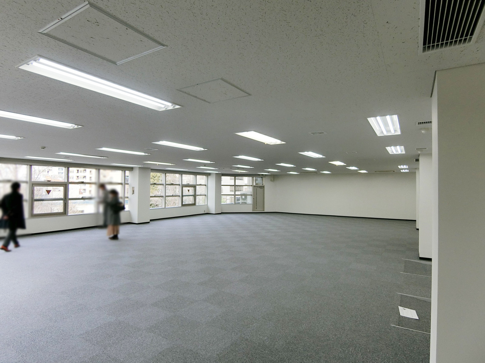 貸室奥側から見た室内