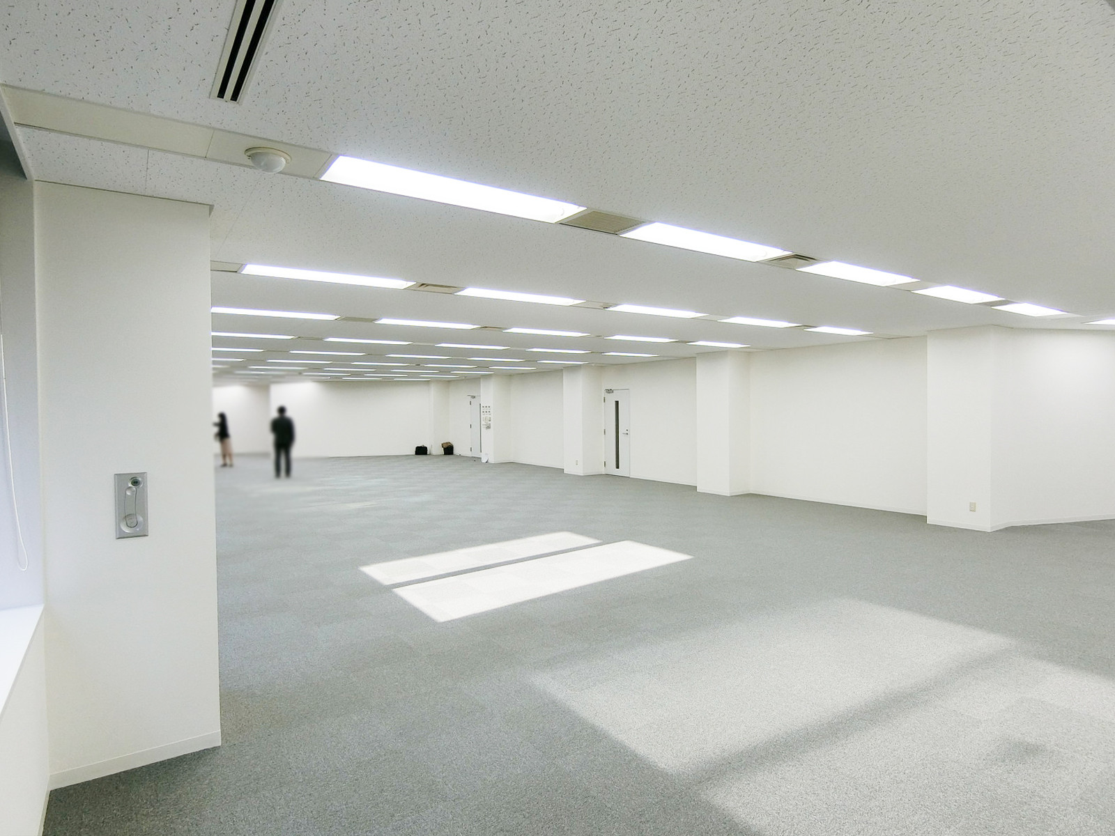 貸室出入口奥側から見た室内