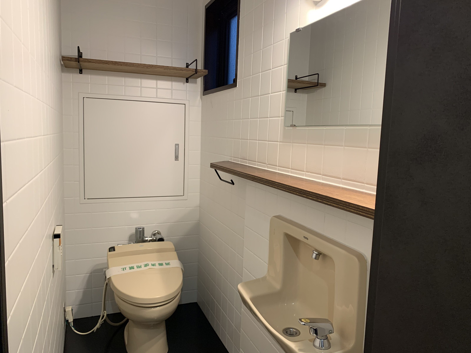 個室トイレと洗面台