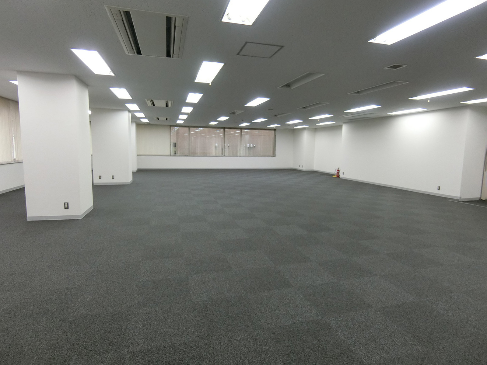 オフィスビル出入り口
