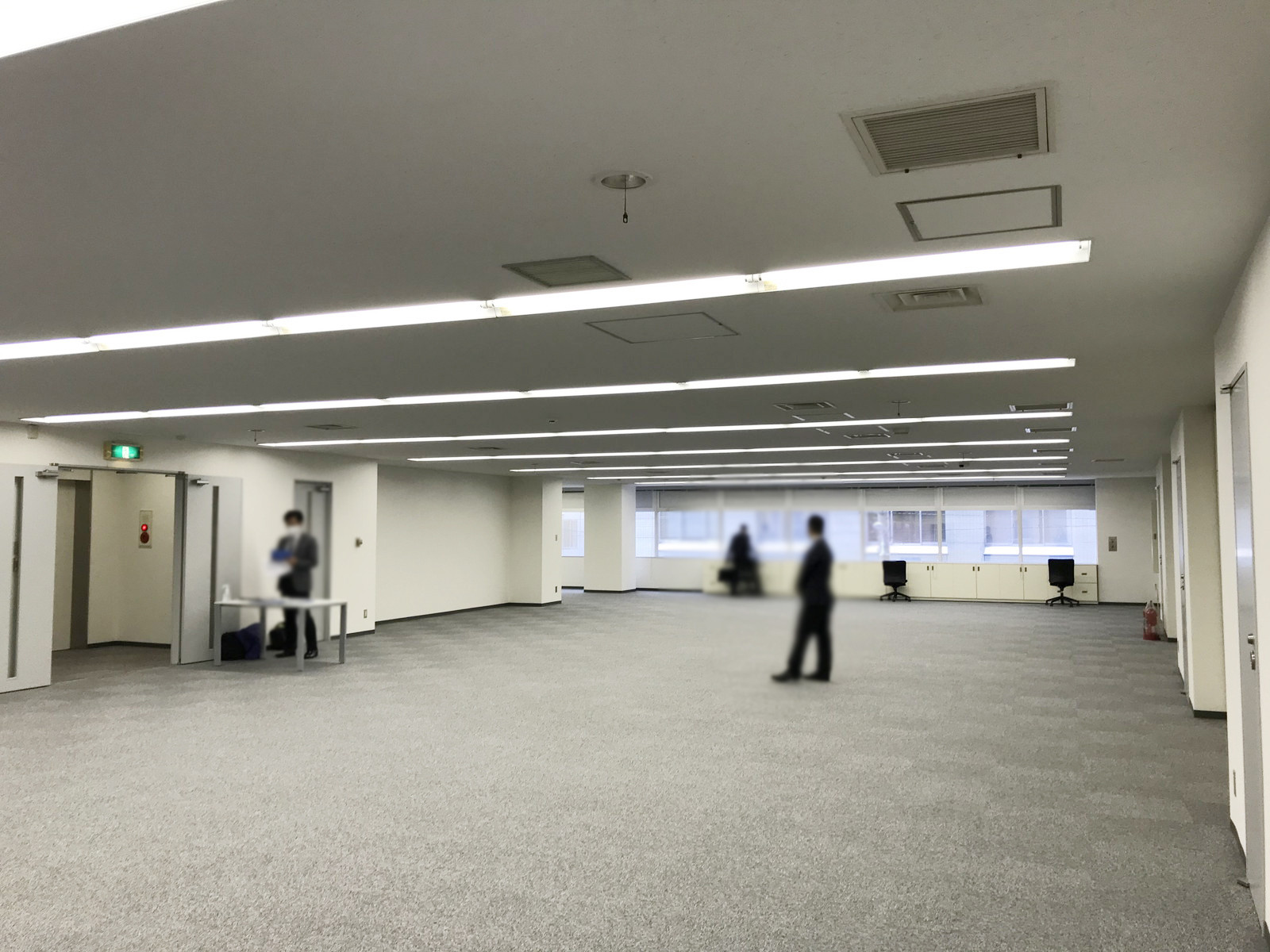 貸室奥側から見た室内