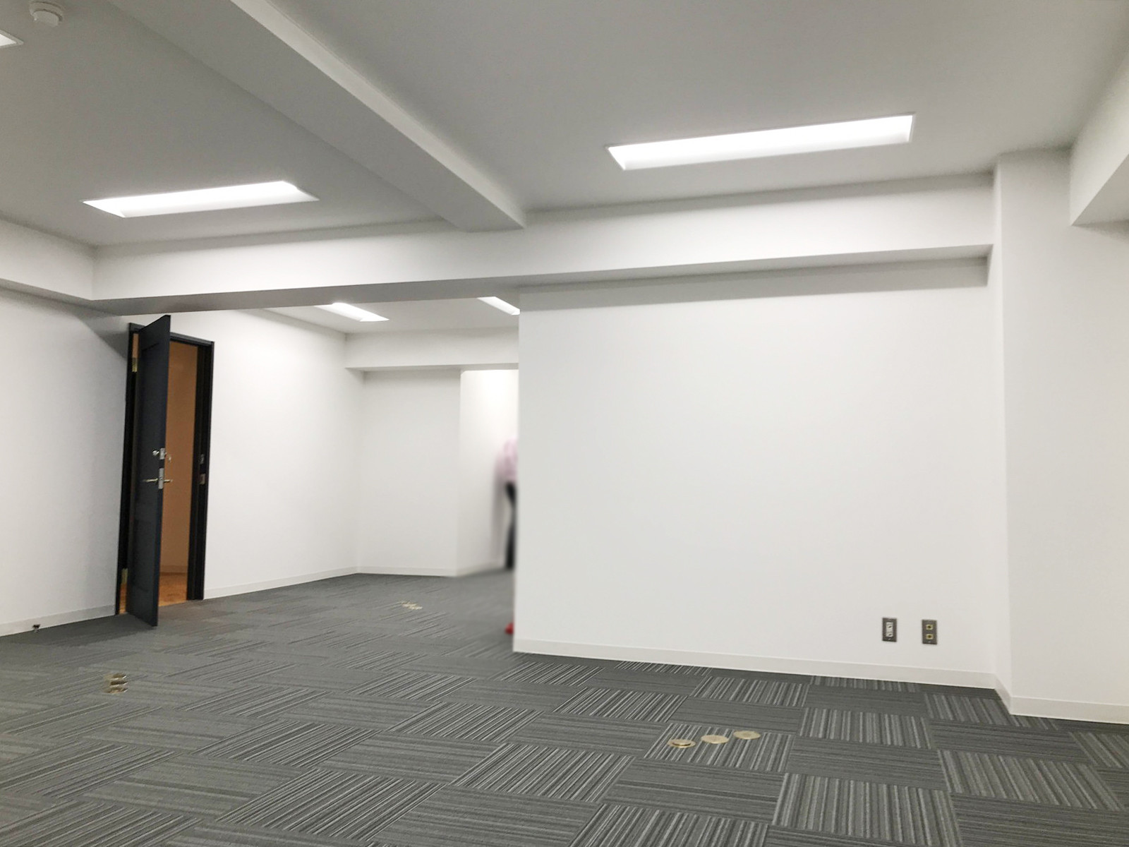 貸室奥側からみた室内