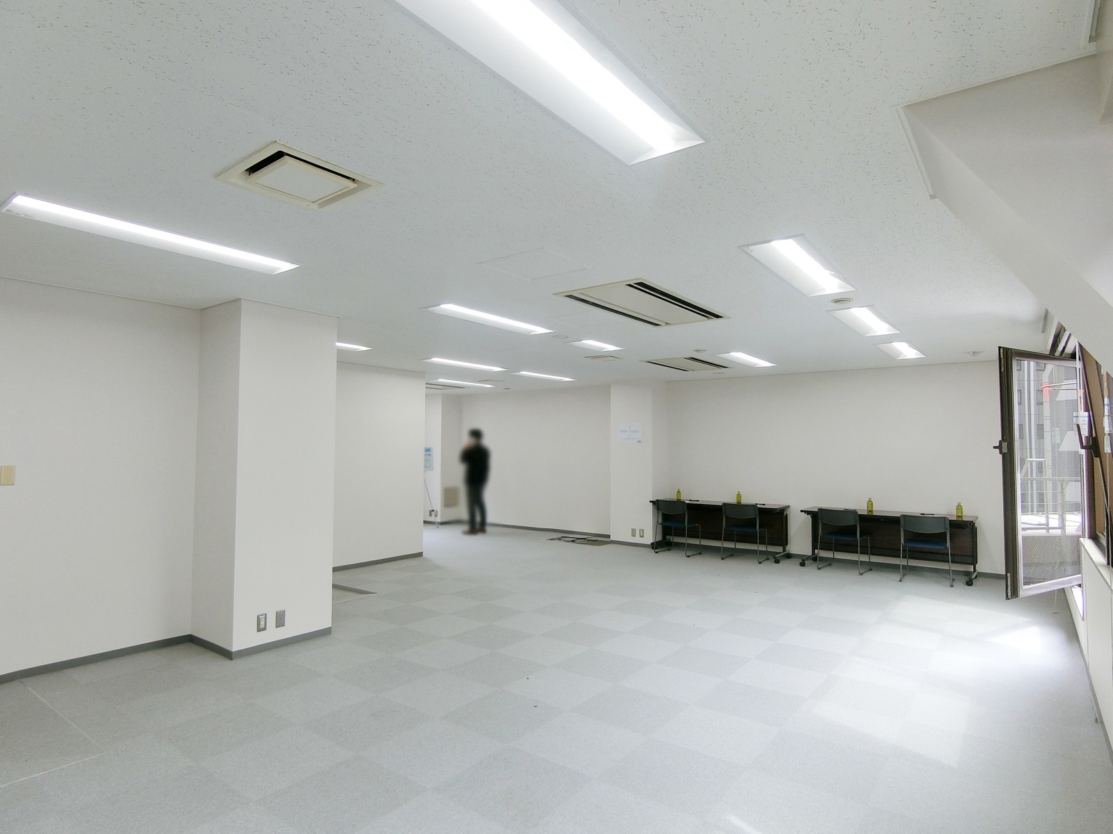貸室奥側から見た室内