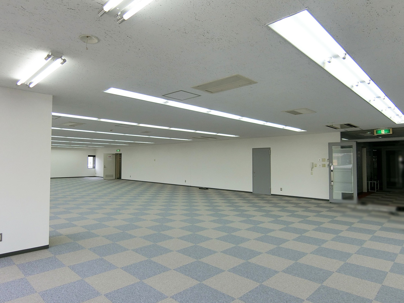 明るい雰囲気の室内