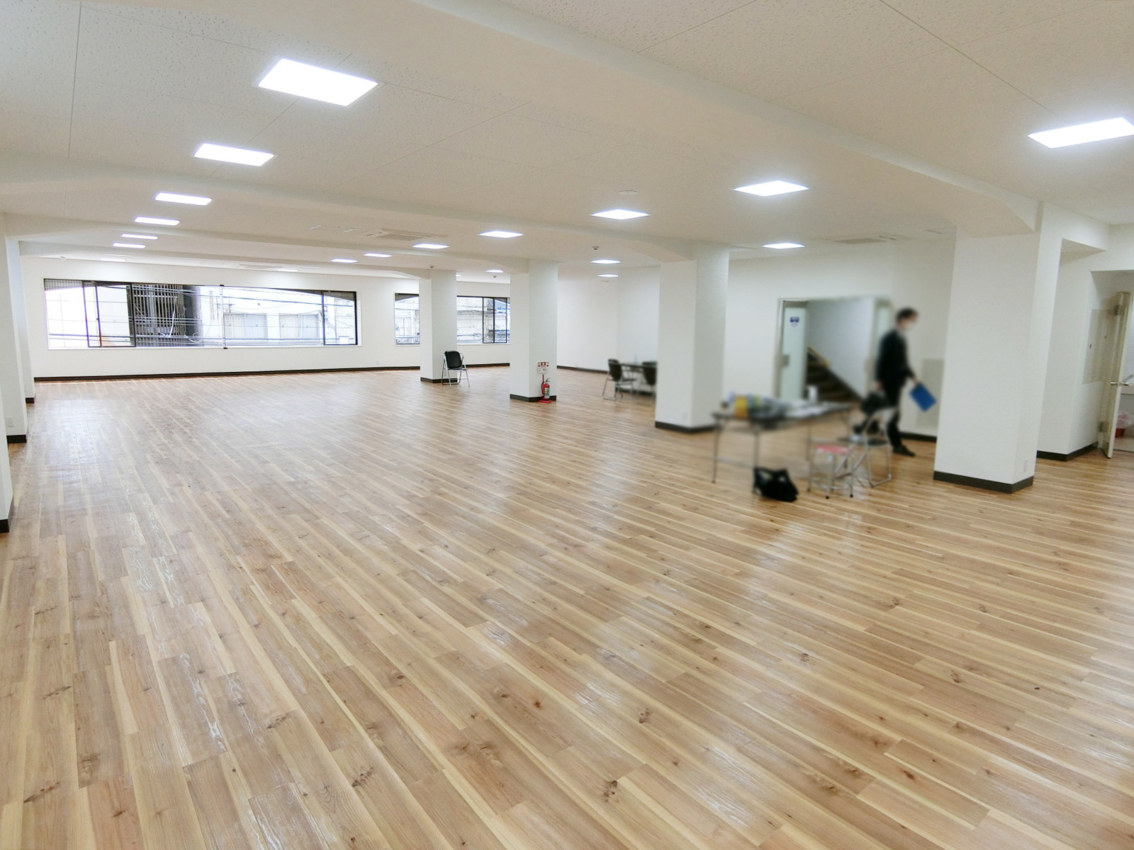 貸室奥側から見た室内
