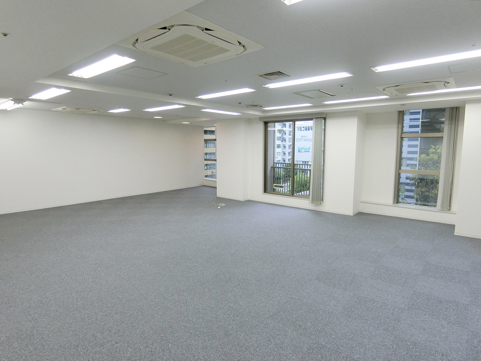 貸室奥側から見た室内