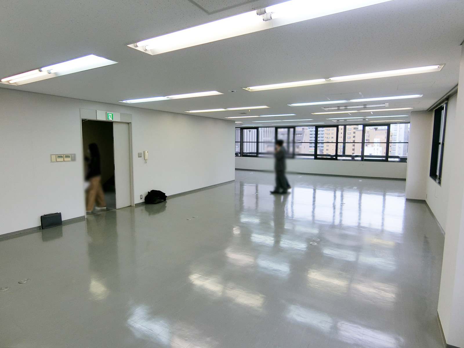 貸室奥側から見た室内