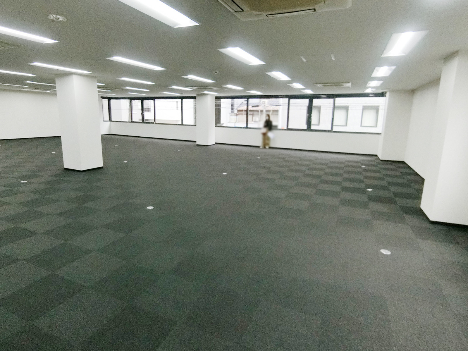 貸室奥側から見た室内
