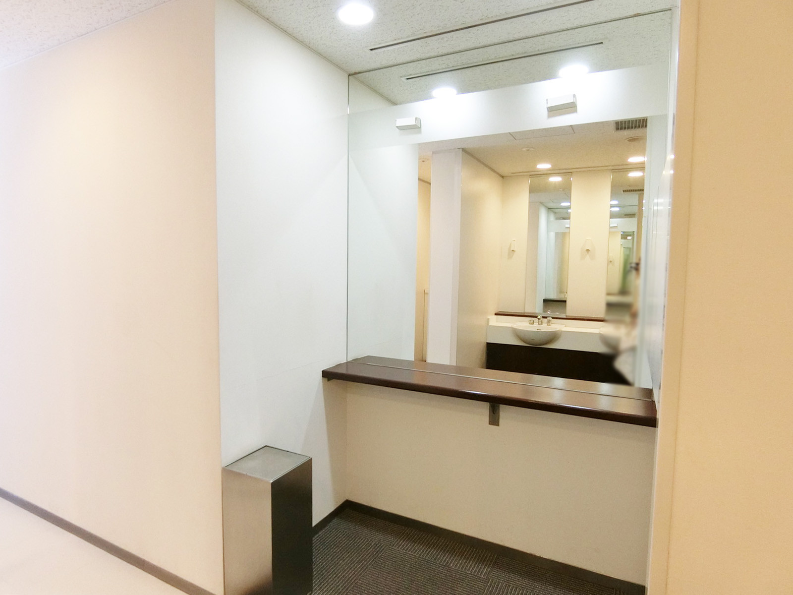 女性トイレ内のパウダースペース
