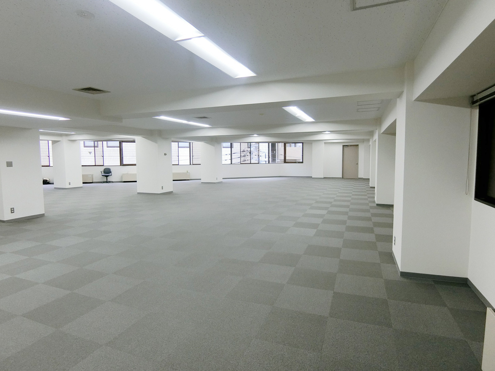 オフィスビル前面の通り