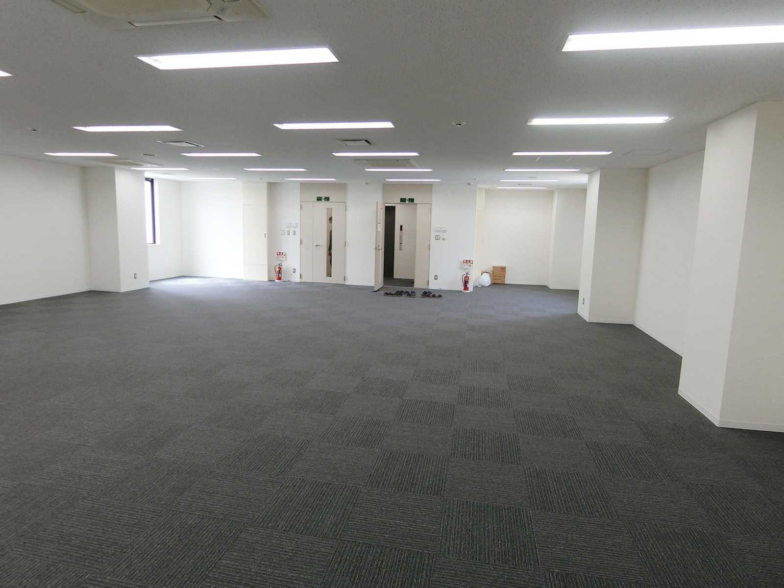 貸室奥側から見た室内