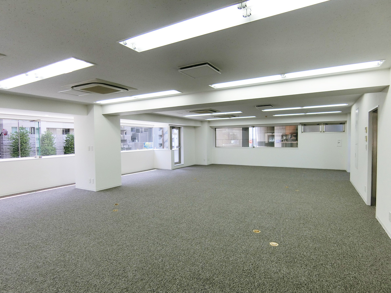 明るい雰囲気の室内