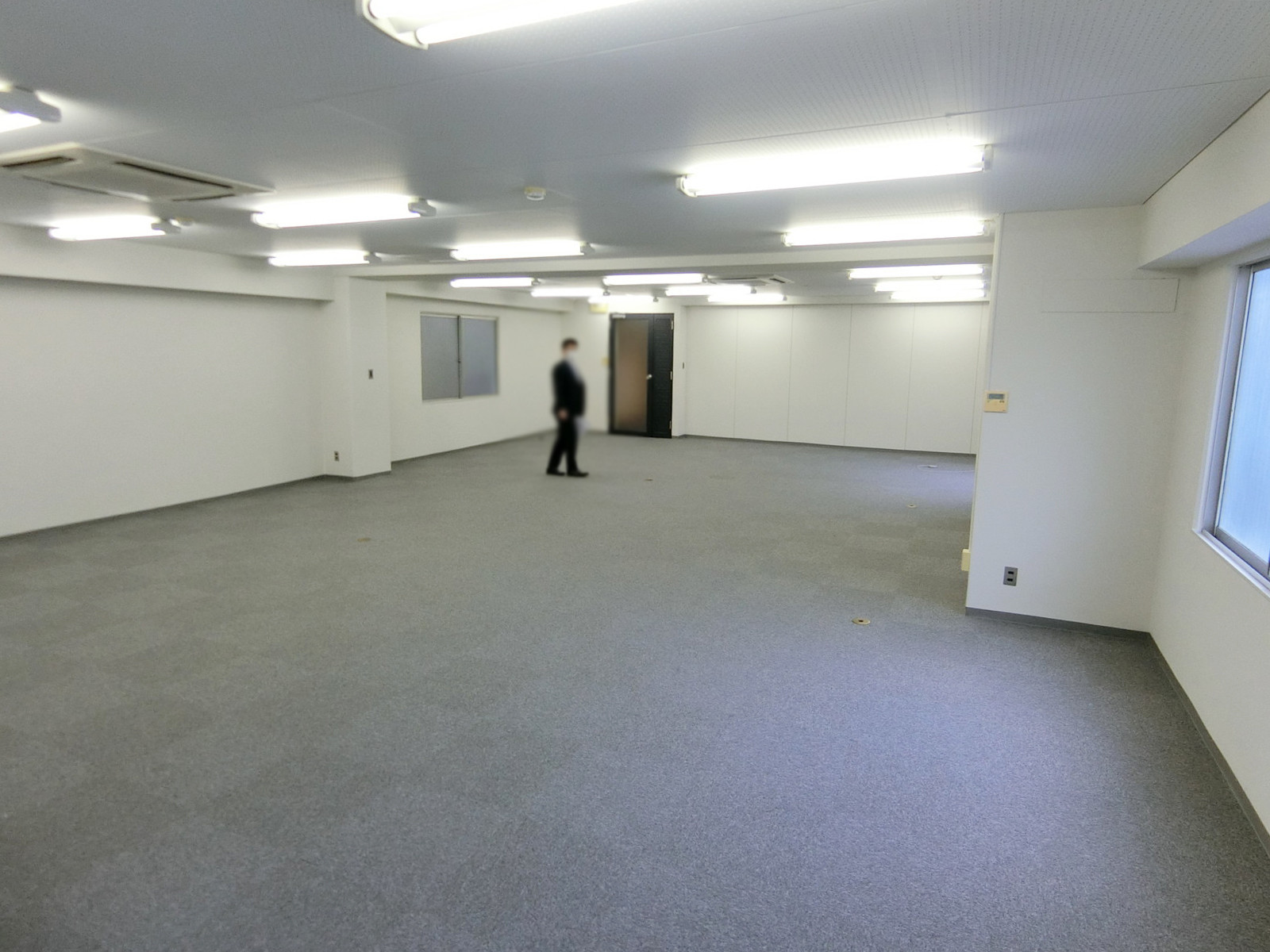 貸室奥側から見た室内