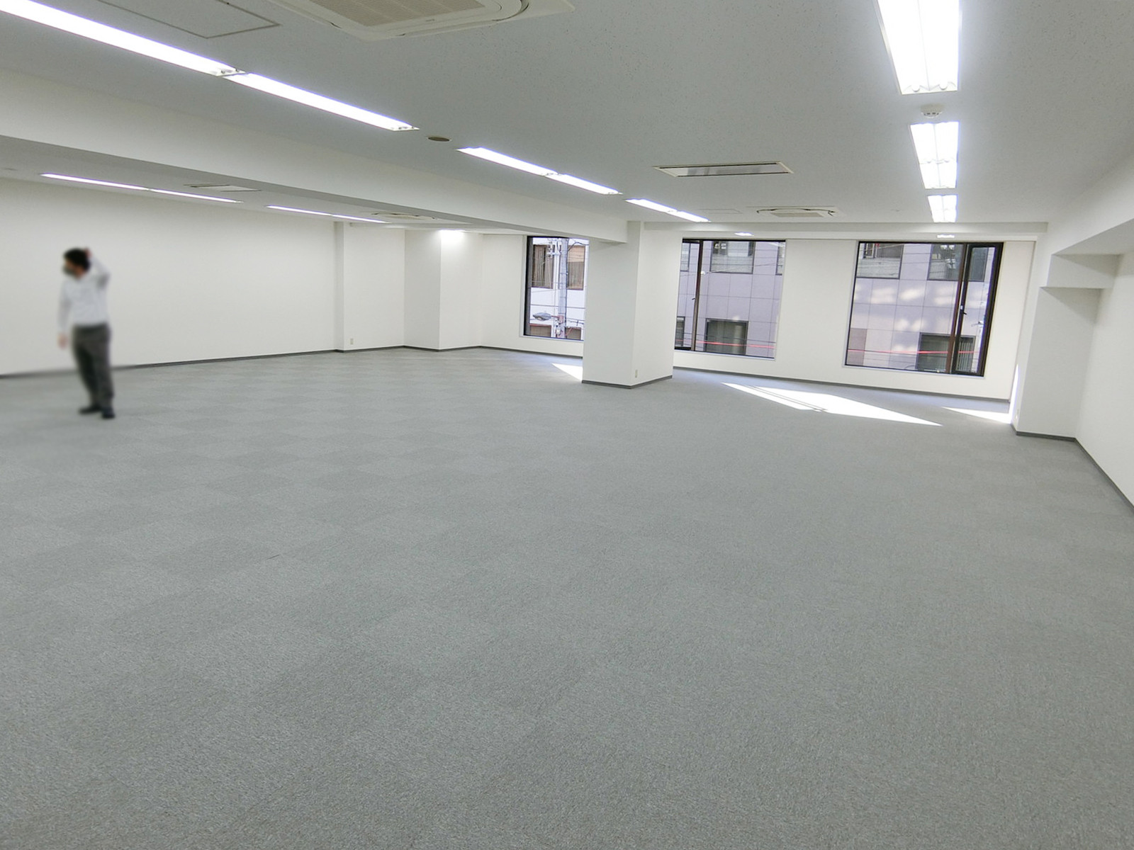 貸室奥側から見た室内