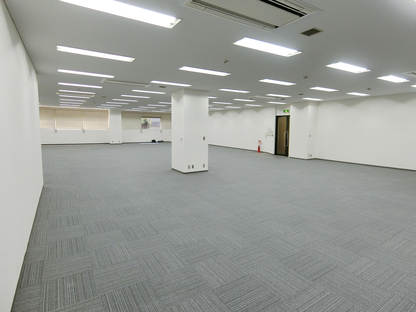 貸室奥側から見た室内